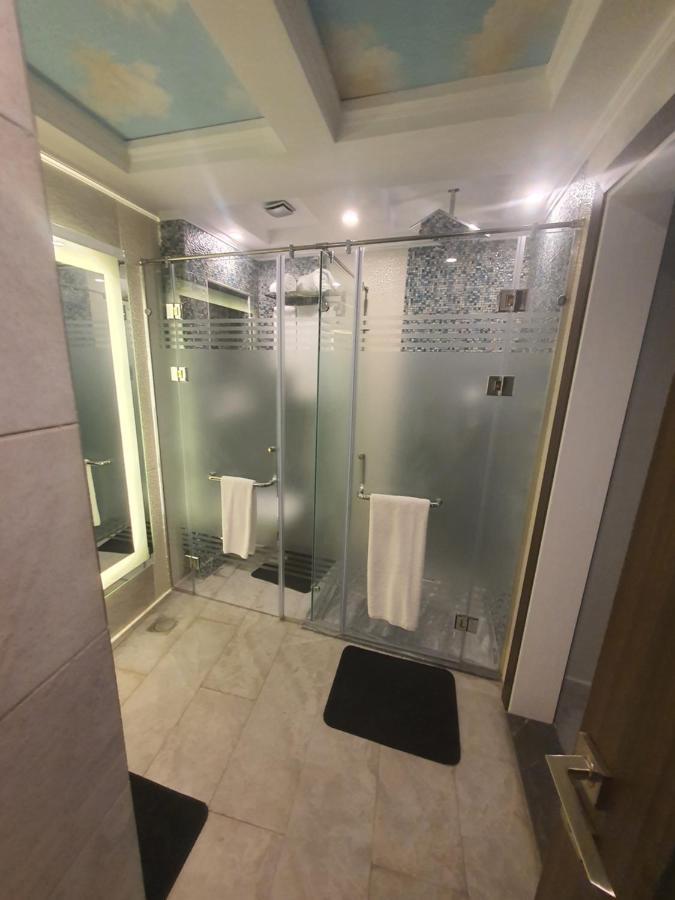 Fleet Club Mahrousa Александрія Екстер'єр фото A shower with a sliding door