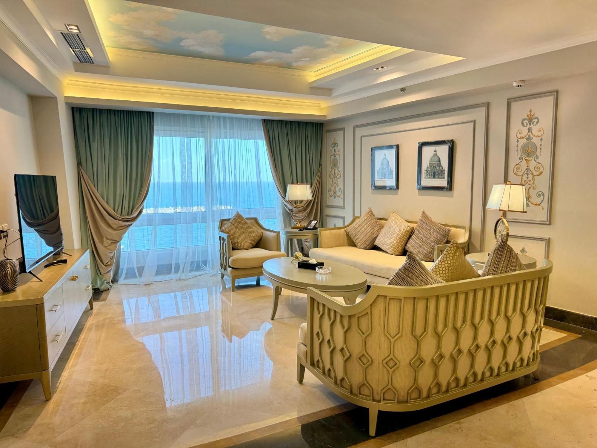 Fleet Club Mahrousa Александрія Екстер'єр фото Living room of a suite at the hotel